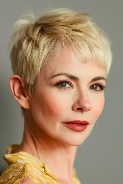 Vrstvený účes Pixie s ofinou pre ženy nad 60 rokov.