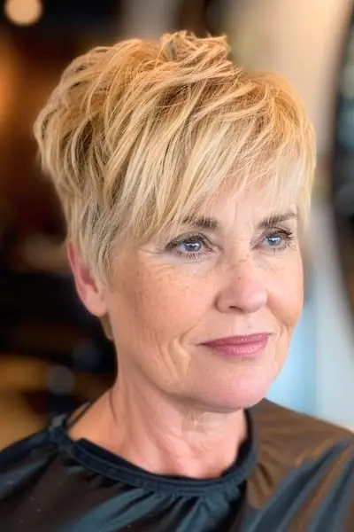 Účes s česaným dopredným pixie strihom pre ženy nad 60 rokov.