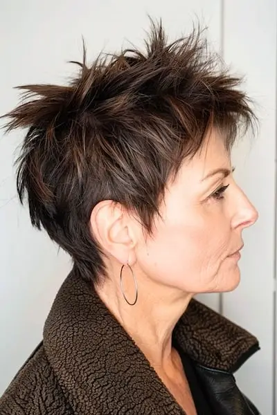 Pixie účes so špičatým textúrou pre ženy nad 60 rokov.