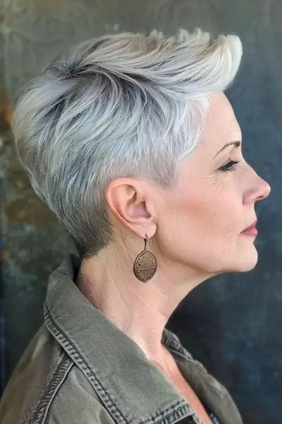 Objemný pixie s vyblednutým účesom pre ženy nad 60 rokov.