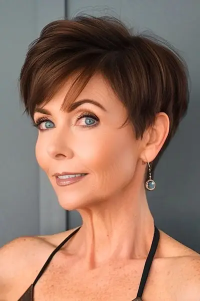 Objemný vrstvený strih Pixie pre ženy nad 60 rokov.