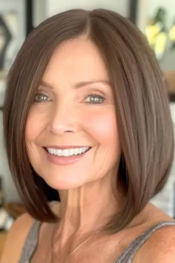 Vinklet Bob mellemlang frisure på kvinde i 60'erne.