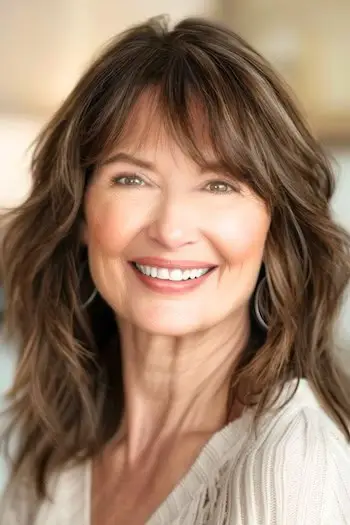 Mellemlange lag med pandehår mellemlang frisure på kvinde i 60'erne.