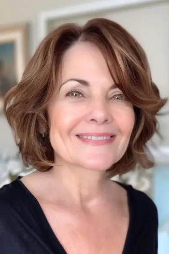 턱 길이의 레이어드 밥 워시 앤 웨어 이발.