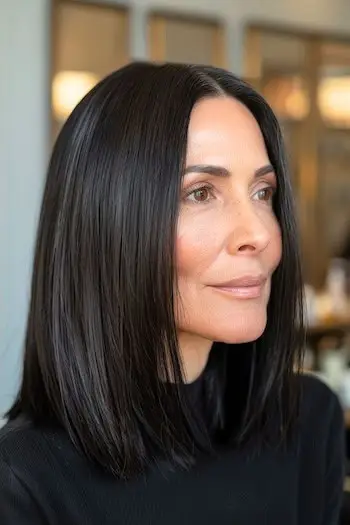 50대 아름다운 여성의 매끈하고 곧은 워시 앤 웨어 헤어컷.