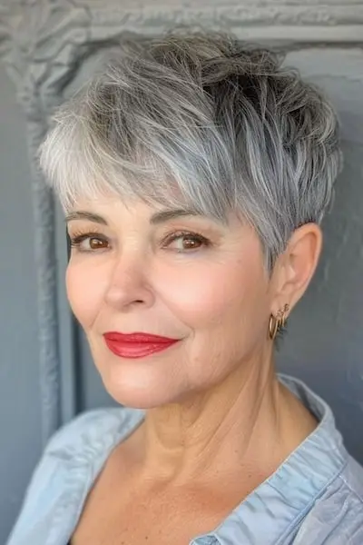 前髪のある50歳以上の女性のための、前髪のあるブラッシュフォワードピクシーのヘアスタイル。