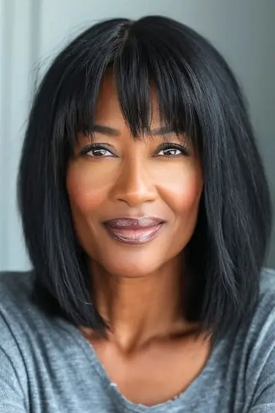 前髪ありの50歳以上の女性のための前髪ありのストレートボブのヘアスタイル。