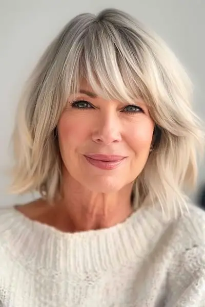 前髪のある50歳以上の女性のためのフルフリンジのヘアスタイル。