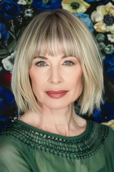 前髪のある50歳以上の女性のための鈍い前髪のあるボブのヘアスタイル。