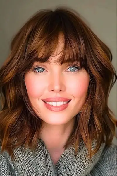 Texturovaný vlnitý dlouhý Bob účes pro ženy nad 40 let s ofinou.