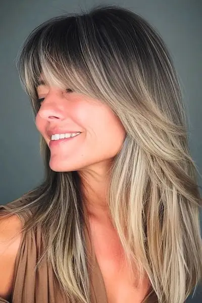 Dlouhé vrstvy s třásněmi pro ženy nad 40 let s ofinou.