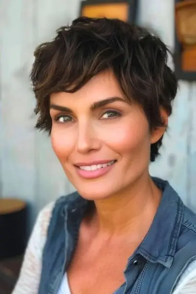 Texturovaný Pixie účes pro ženy nad 40 let s ofinou.