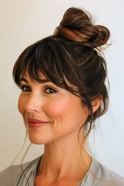 Účes rozcuchaný drdol s ofinou pro ženy nad 40 let s ofinou.