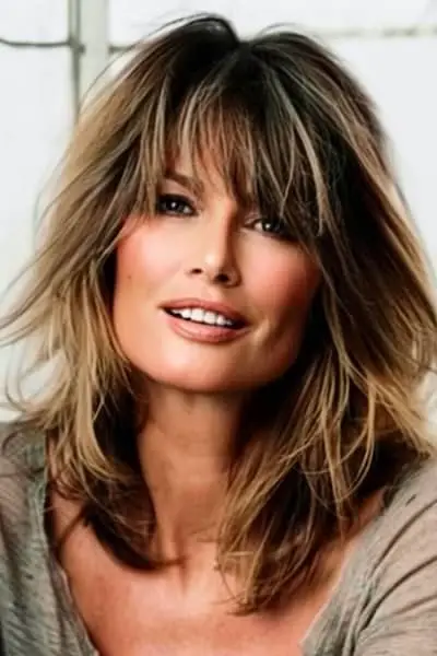 Shaggy Layers účes pro ženy nad 40 let s ofinou.