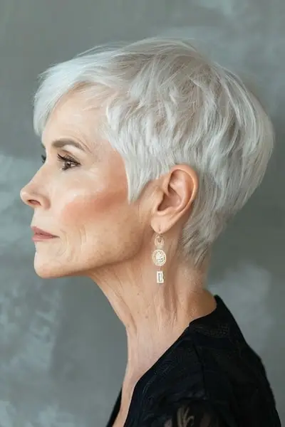 70세 이상 여성을 위한 흰색 픽시 헤어스타일.