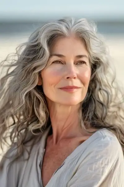 70세 이상 여성을 위한 긴 솔트 앤 페퍼 웨이브 헤어스타일입니다.