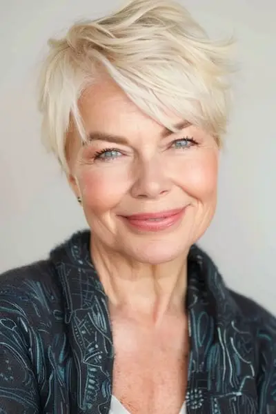 70세 이상 여성을 위한 버터 블론드 깃털 달린 픽시 헤어스타일.