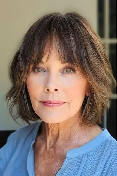 70세 이상 여성을 위한 갈색 보브 헤어스타일.