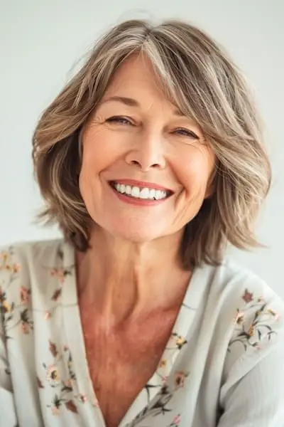 70세 이상 여성을 위한 반투명 레이어드 보브 헤어스타일.