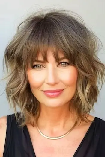 Roztrhaný účes s třásněmi pro ženy nad 60 let.