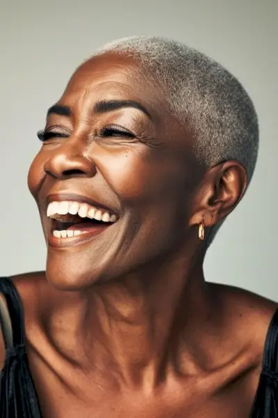 Buzz cut spală și poartă coafura pentru femeile de peste 60 de ani.