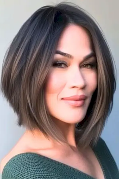 Coafura bob unghiulară spală și poartă pentru femeile de peste 60 de ani.