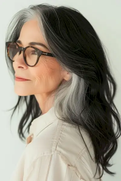 メガネをかけた60歳以上の女性に塩コショウを振る。