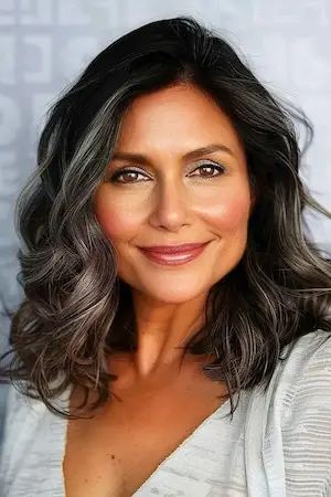 둥근 얼굴을 가진 50세 이상 여성을 위한 측면 부분 헤어스타일의 웨이브.