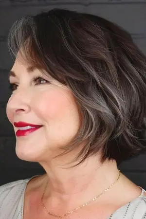 둥근 얼굴을 가진 50세 이상 여성을 위한 질감 있는 레이어 밥 헤어스타일.