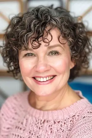 둥근 얼굴을 가진 50세 이상 여성을 위한 짧은 컬 헤어스타일.