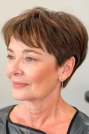 둥근 얼굴을 가진 50세 이상의 여성을 위한 앞머리가 있는 픽시 헤어스타일.