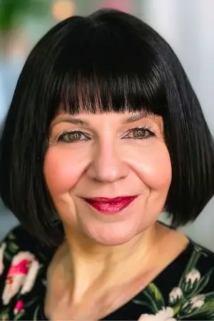 둥근 얼굴을 가진 50세 이상 여성을 위한 무딘 앞머리 헤어스타일이 있는 밥.