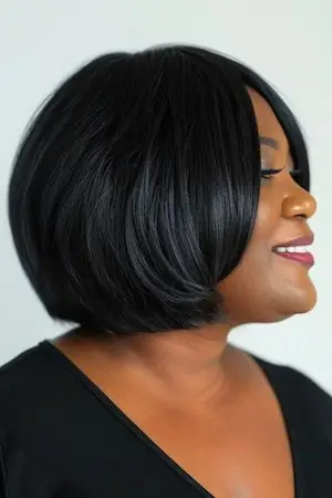 둥근 얼굴을 가진 50세 이상 여성을 위한 세련된 밥 헤어스타일.