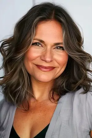 둥근 얼굴을 가진 50세 이상 여성을 위한 중앙 부분 헤어스타일의 웨이브.