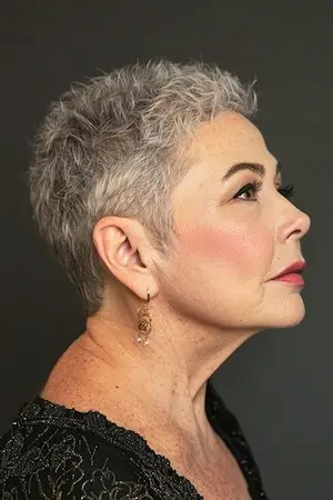 둥근 얼굴을 가진 50세 이상 여성을 위한 짧은 질감의 픽시 헤어스타일.