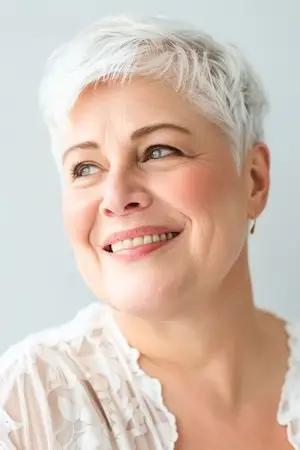 둥근 얼굴을 가진 50세 이상 여성을 위한 흰색 픽시 헤어스타일.