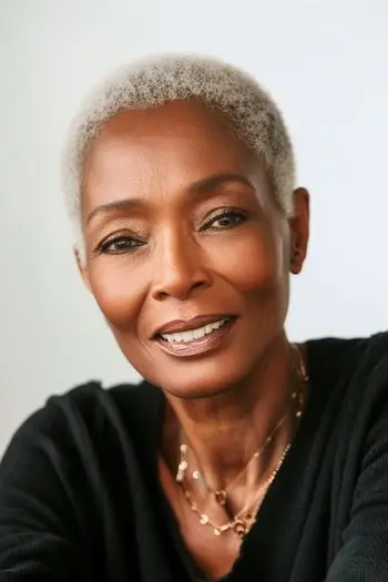 Buzz Cut Krótka fryzura dla kobiet po 70. roku życia.