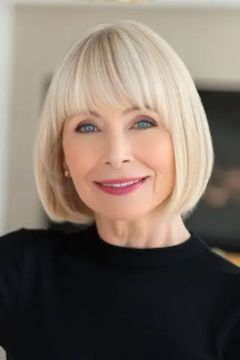 Zaokrąglony Bob z grzywką Krótka fryzura dla kobiet po 70. roku życia.