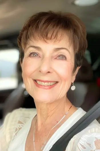 Pixie z teksturowanymi warstwami Krótka fryzura dla kobiet po 70. roku życia.