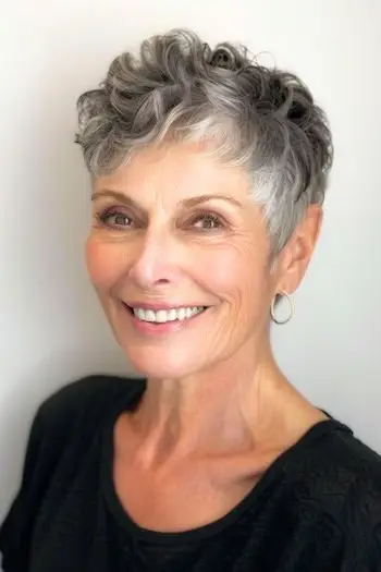 Krótka, falista fryzura Pixie dla kobiet po 70. roku życia.