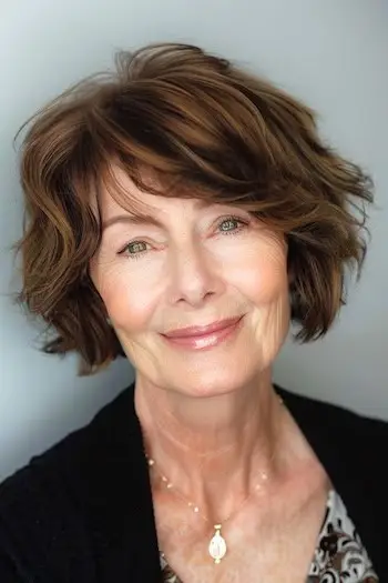 Krótkie kudłate warstwy z częścią boczną Krótka fryzura dla kobiet powyżej 70. roku życia.