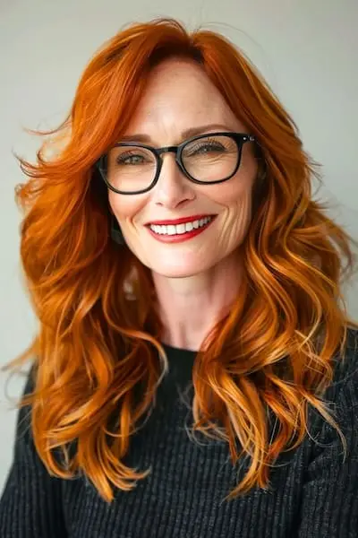 Peinado con ondas cobre para mujeres mayores de 50 años con gafas.