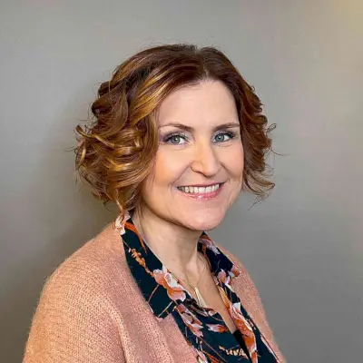 One-Length Short Curled Bob for Copper Fine Locks on 50-year-old women