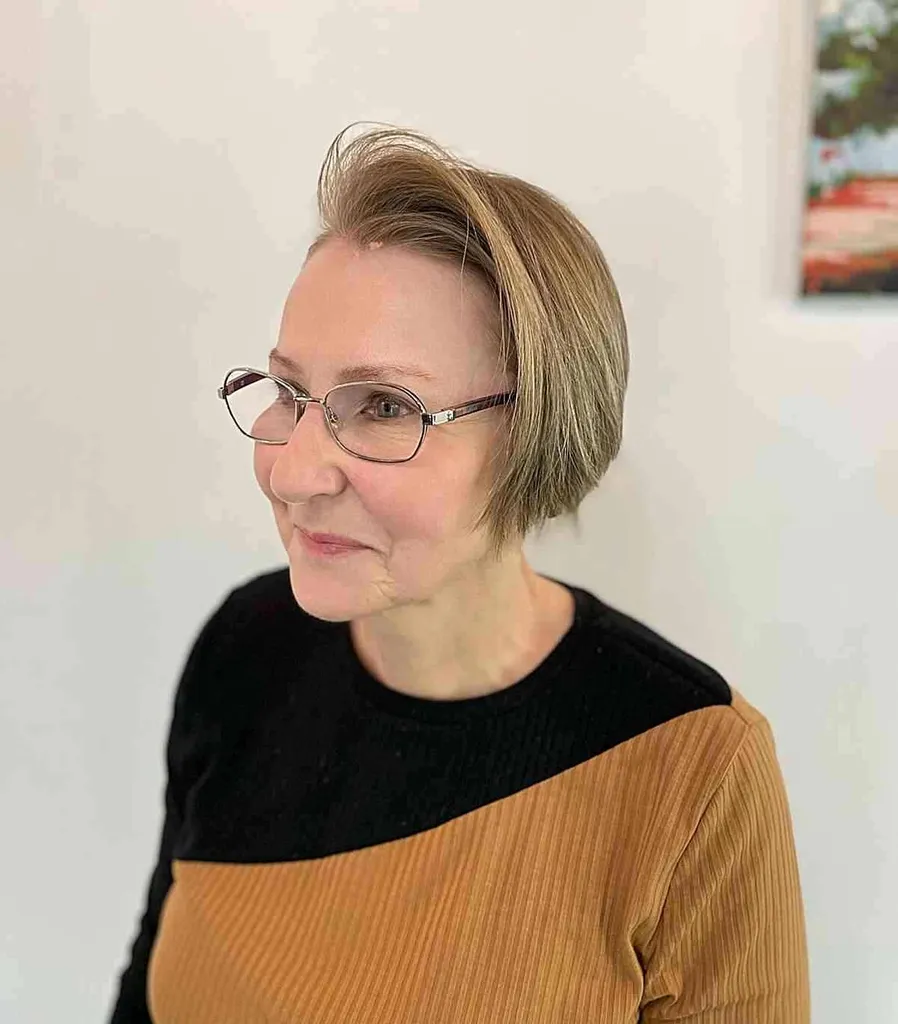 Bixie graduado con sal y pimienta para una anciana de 60 años' title=