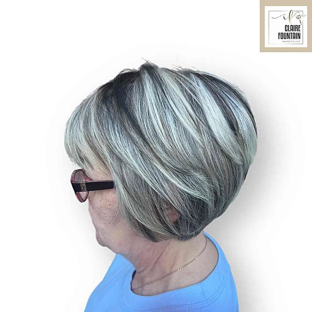 Pixie Bob de línea A que roza la mandíbula con flequillo recto en ancianas de pelo gris' title=