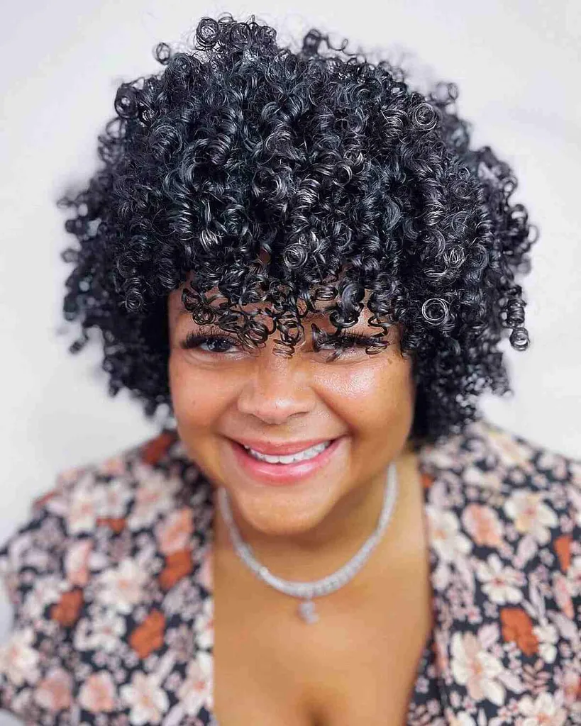 40세 이상의 흑인 여성을 위한 블랙 샤이니 바운시 컬' title=