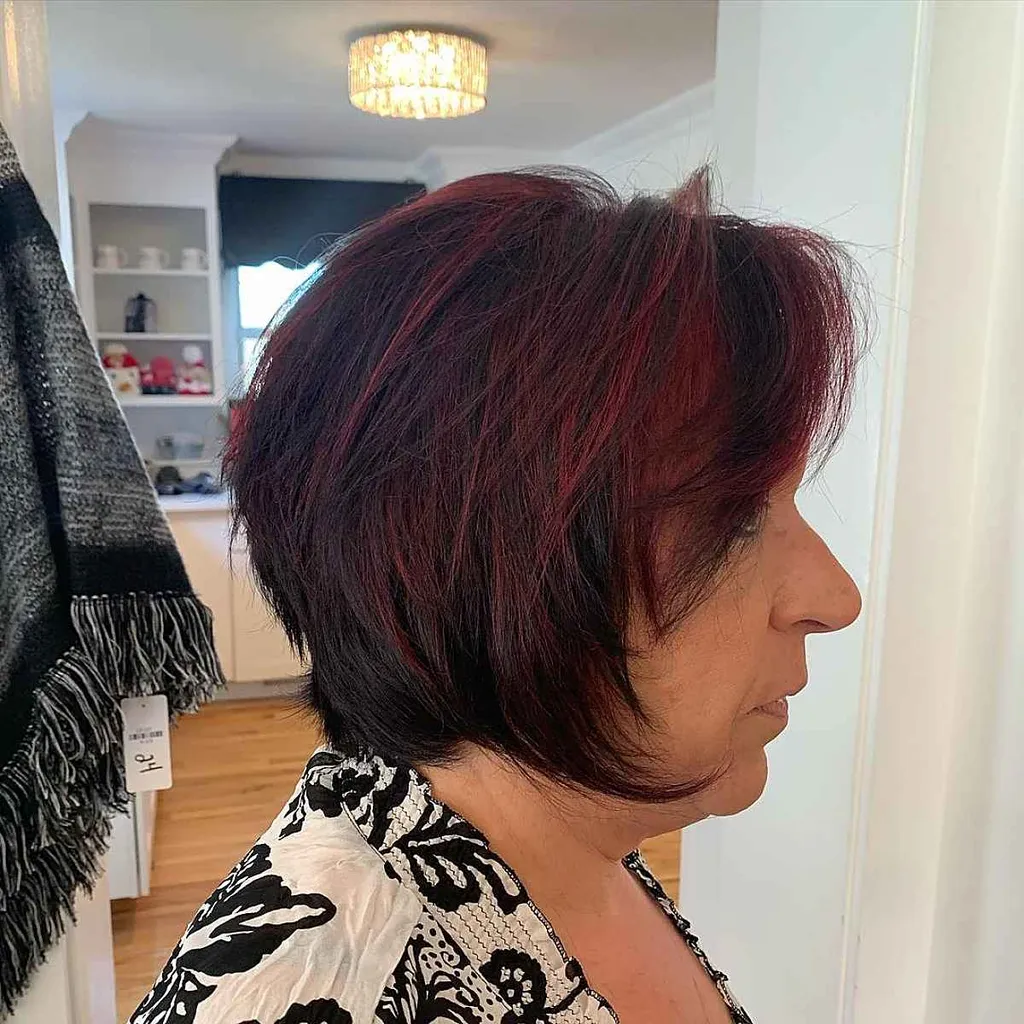 Riflessi rossi sui capelli scuri' title=