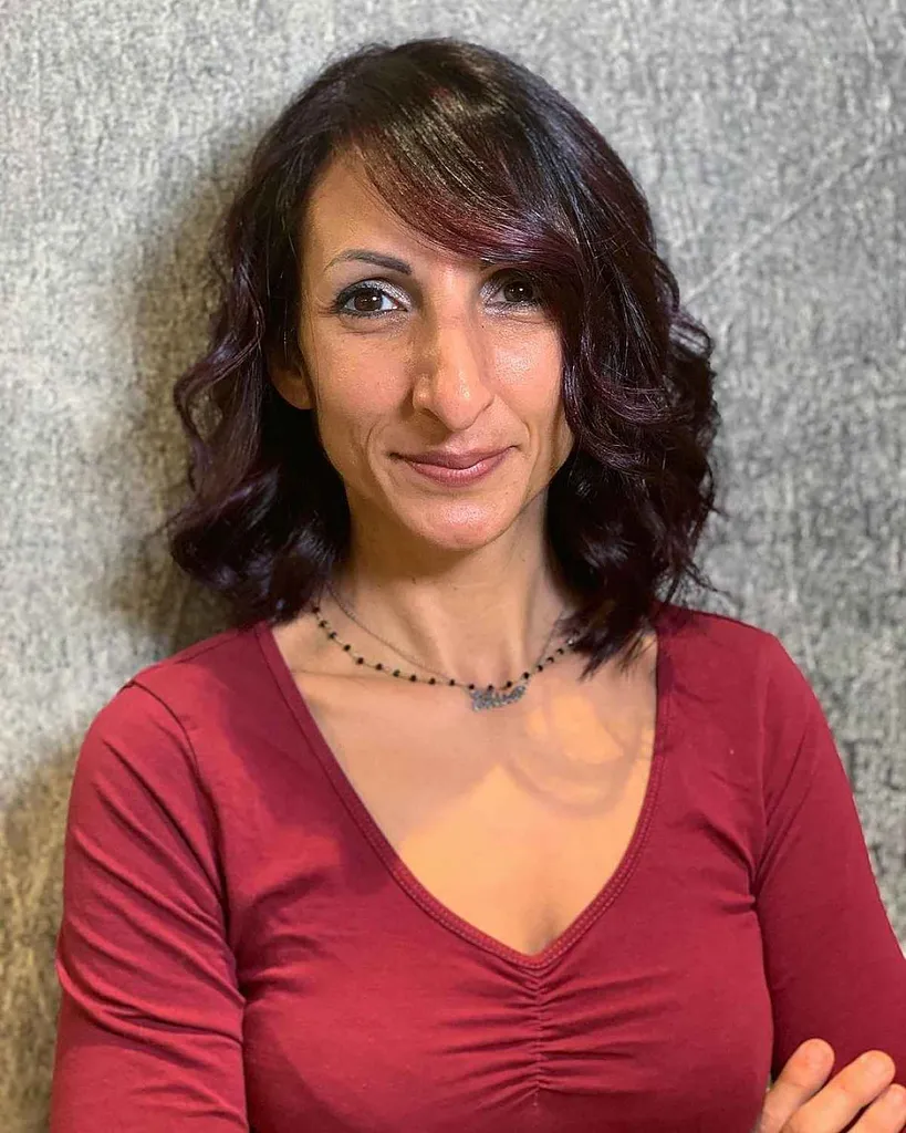 Sottili riflessi bordeaux scuro su capelli scuri' title=