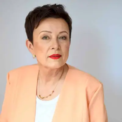 The short pixie cut for mature ladies