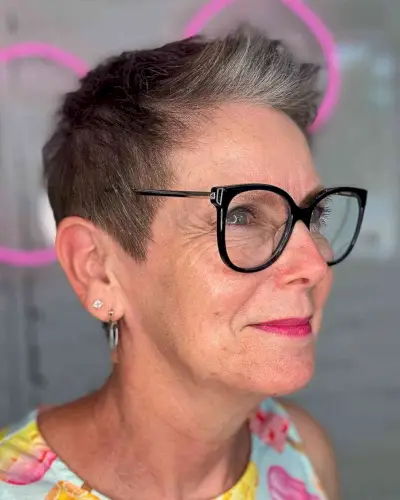 35 Coiffures courtes parfaitement flatteuses pour les femmes de plus de 60 ans avec des lunettes